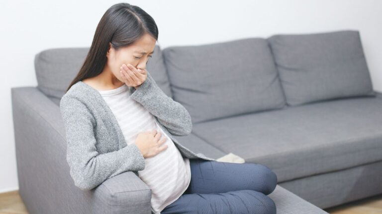 A hiperêmese gravídica (HG) é uma forma grave de náusea e vômito durante a gravidez, muito além do enjoo matinal típico. Diferente do desconforto leve do enjoo matinal, a HG leva a vômitos persistentes, desidratação, perda de peso significativa e, em alguns casos, até hospitalização.